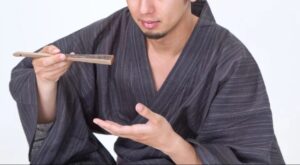 ぱくたそ　素麺を食べる男性　フリー画像